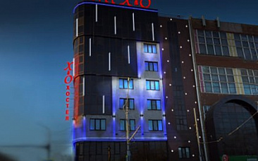 Синяя световая «дымка» на фасаде отеля в Саратове